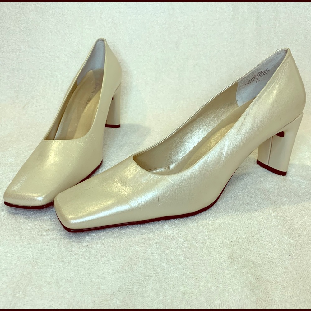 Classy Enzo Angiolini 3” Pumps